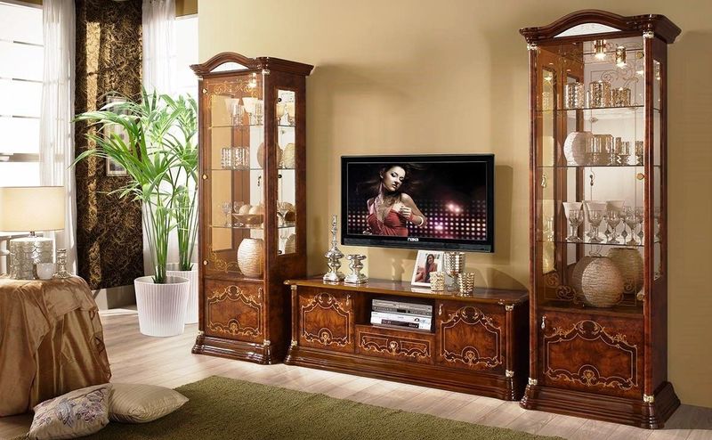 Шкаф витрина для посуды в гостиную классика Шкаф витрина для посуды в гостиную в классическом стиле, фото